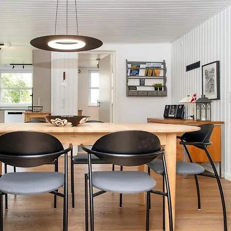 7 Person In Bjert-by Traum Binderup Strand